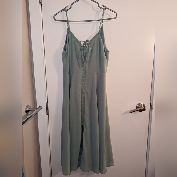 Lulu's Dress - Picture 2 of 10